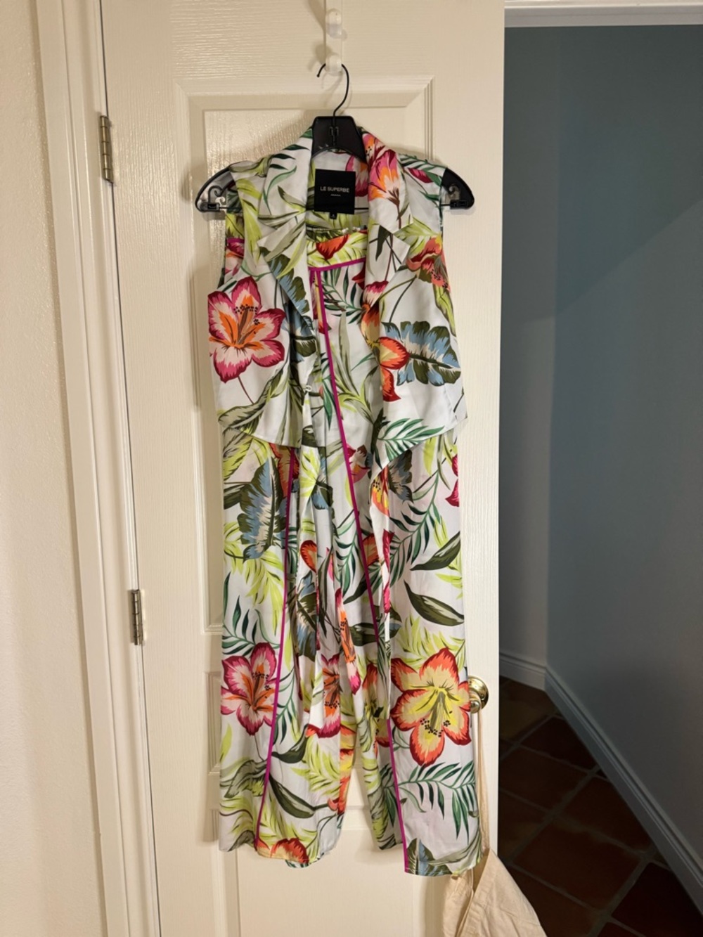 LE SUPERBE Skyline Floral Tie-Front Blouse Foliage Leaf
Print 2PC Set